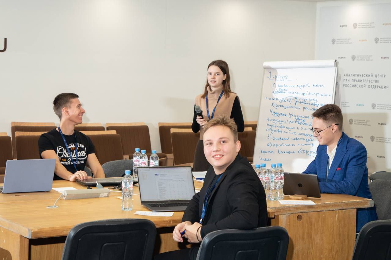 Команда Института ЭМИТ заняла первое место в финале Битвы аналитиков от Аналитического центра при Правительстве РФ